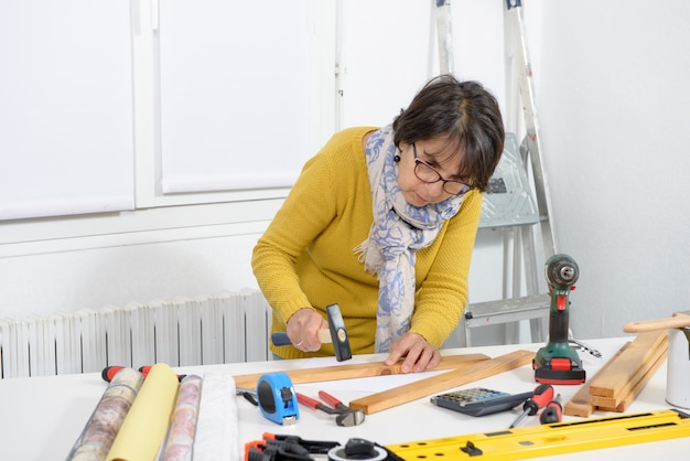 Mujer haciendo trabajo de bricolaje en casa