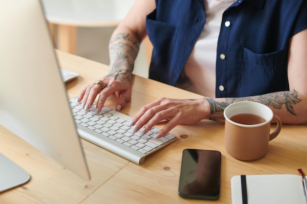 Mujer haciendo trabajo en línea en la computadora