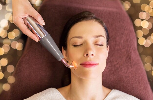 Foto mujer haciendo un tratamiento facial hidradérmico en un spa