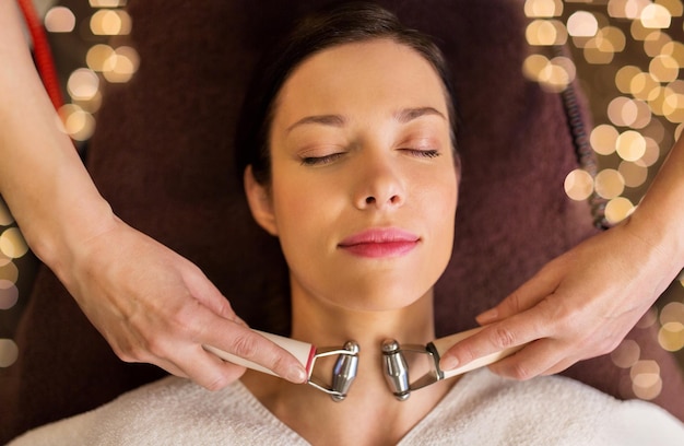 Foto mujer haciendo un tratamiento facial hidradérmico en un spa