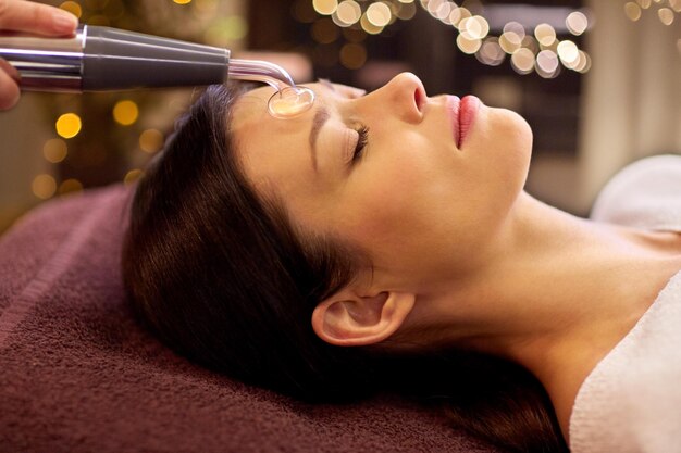 Foto mujer haciendo un tratamiento facial hidradérmico en un spa