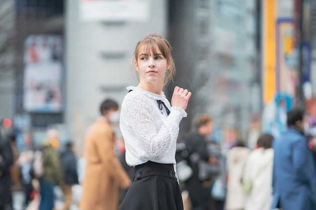 Mujer haciendo turismo en Shibuya (Tokio / Japón)