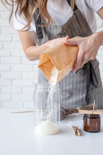 Mujer haciendo velas aromáticas decorativas en el primer plano de la mesa