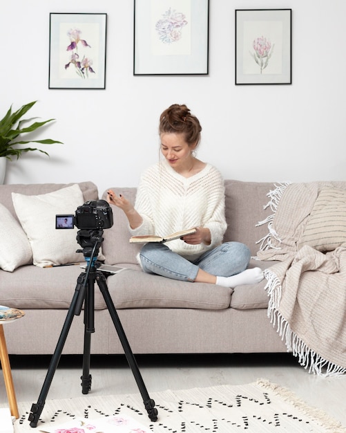 Mujer haciendo un vlog en casa