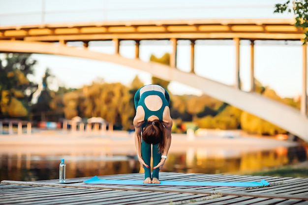 Foto mujer haciendo yoga al aire libre en verano