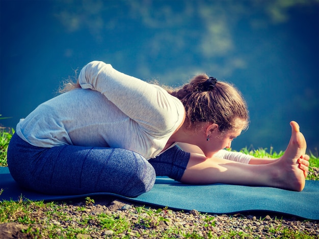 Mujer haciendo yoga asana al aire libre