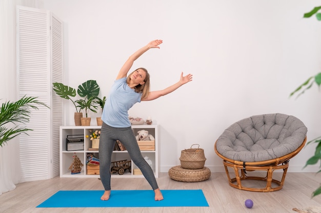 mujer haciendo yoga en casa