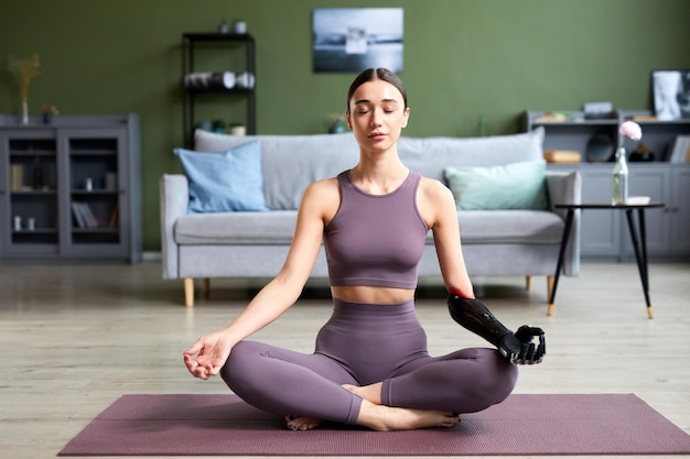 Mujer haciendo yoga en casa