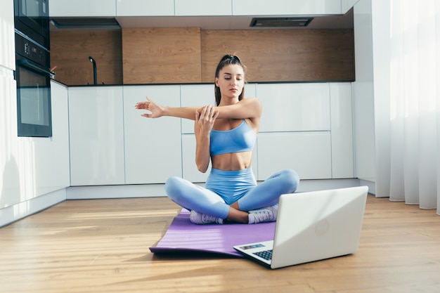 mujer haciendo yoga en casa