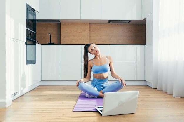 mujer haciendo yoga en casa