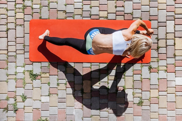 Mujer haciendo yoga fitness práctica al aire libre