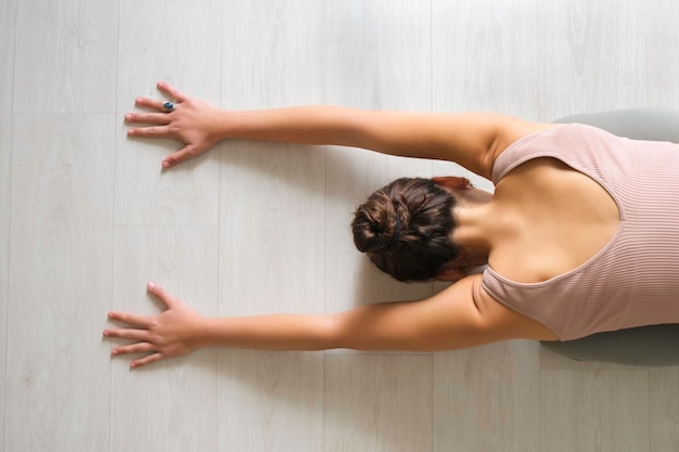 Mujer haciendo yoga en un interior relajante