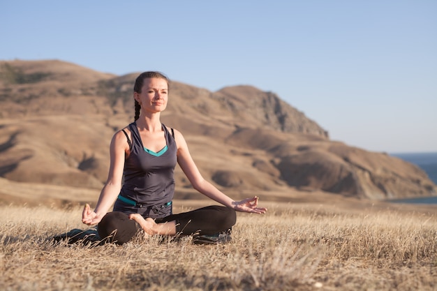 mujer haciendo yoga en la naturaleza al aire libre