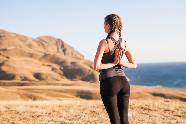 mujer haciendo yoga en la naturaleza al aire libre