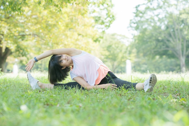 Mujer haciendo yoga en el parque