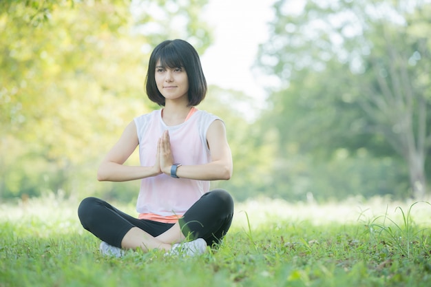 Mujer haciendo yoga en el parque