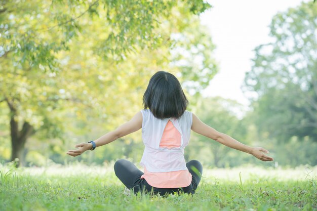 Mujer haciendo yoga en el parque