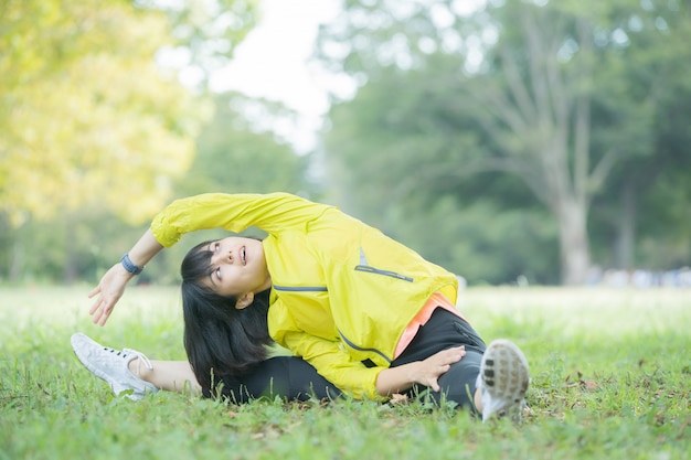 Mujer haciendo yoga en el parque