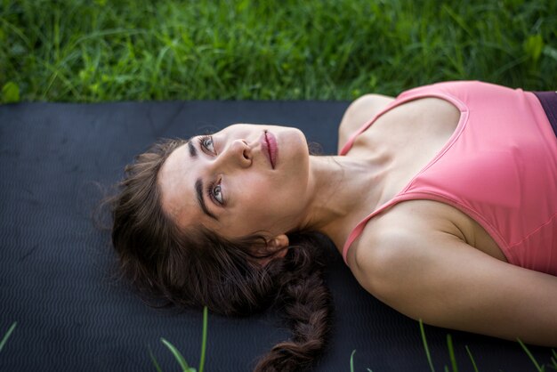 Mujer haciendo yoga en un parque