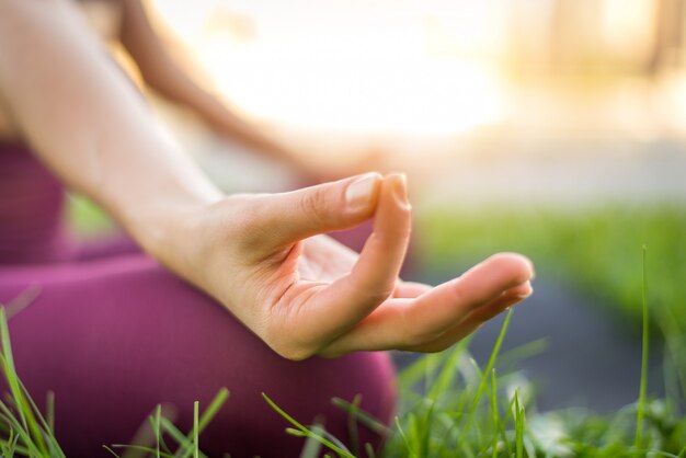 Mujer haciendo yoga en un parque