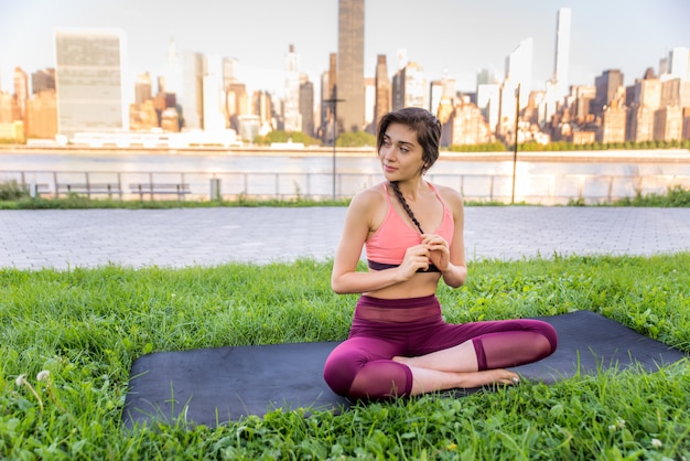 Mujer haciendo yoga en un parque