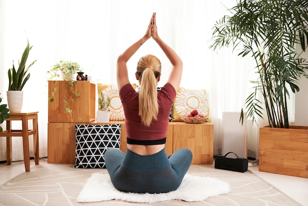 Foto mujer haciendo yoga