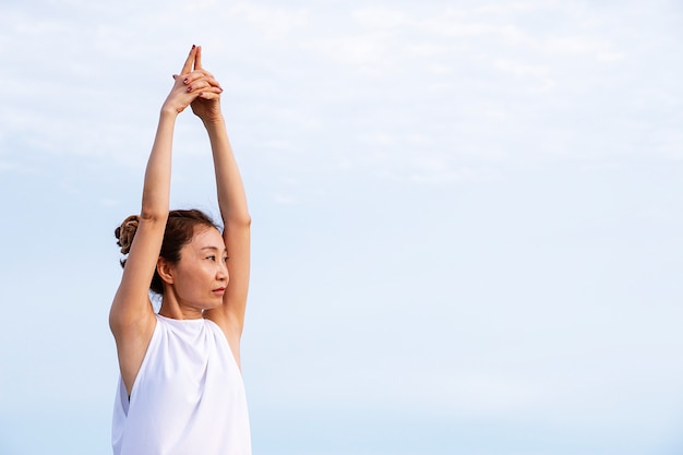 Mujer haciendo yoga