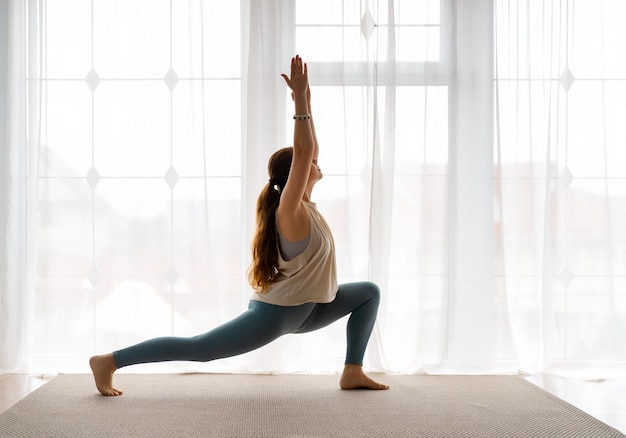 Mujer esta haciendo yoga