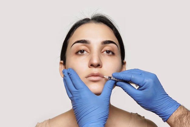Una mujer haciéndose las cejas por un dermatólogo