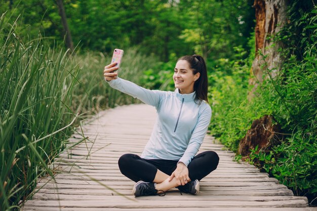 Mujer haciéndose un selfie