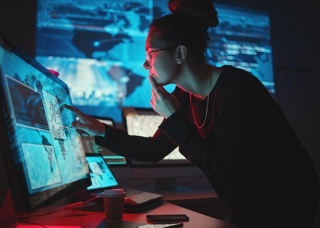 Mujer hacker y pc con noche de pensamiento e ideas para el análisis de delitos cibernéticos o lluvia de ideas por monitor Pantalla y tablero de expertos en tecnología de la información con ransomware con phishing para datos