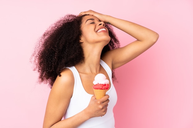 mujer con un helado de cucurucho