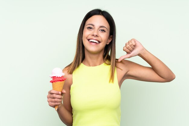 mujer con un helado de cucurucho