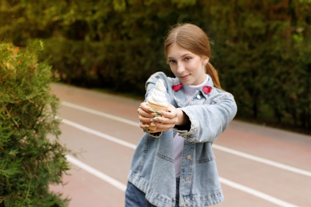 Mujer con helado en el parque en verano