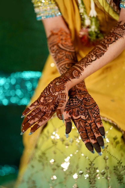 Foto una mujer con henna pintada en la mano