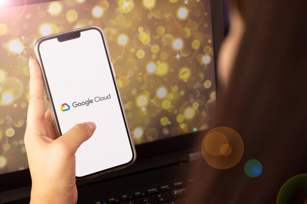 Mujer hermosa abriendo la nube de Google