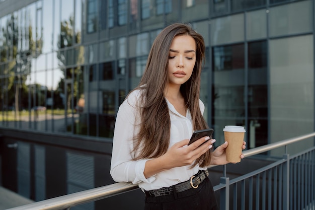 Mujer hermosa y atractiva elegantemente vestida que trabaja en una corporación salió una empresa