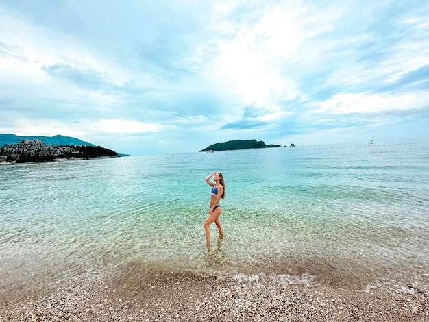 Mujer hermosa en bikini en una playa tropical