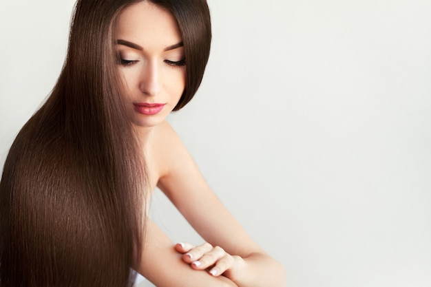 Mujer hermosa con cabello largo sano