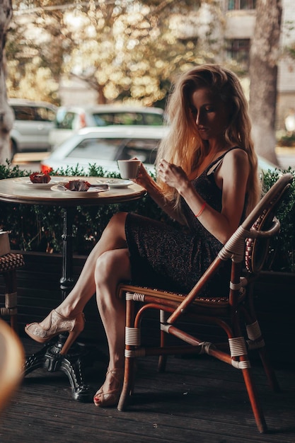 mujer hermosa, en, café, calle