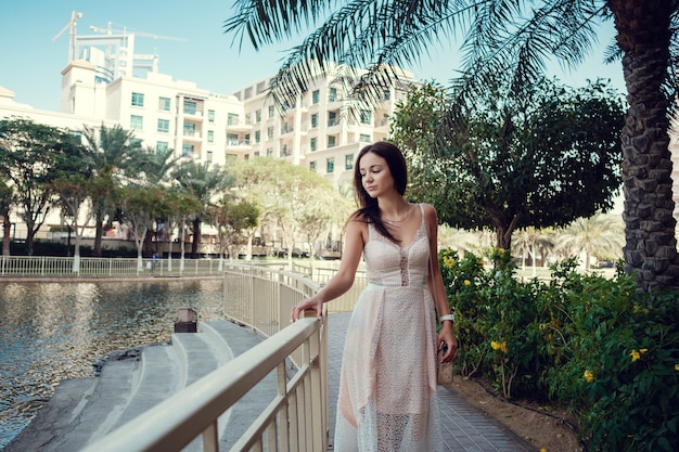 Mujer hermosa en una calle de la ciudad de Dubai.