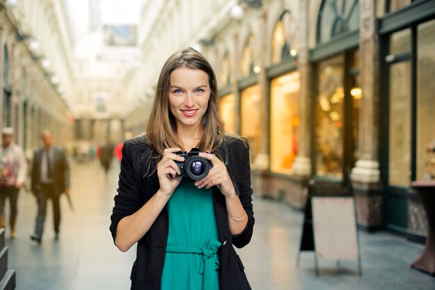 Mujer hermosa con una camara