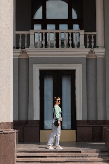 Una mujer hermosa camina por la calle de la ciudad La mujer disfruta de las vacaciones en Europa