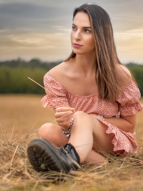 Una mujer hermosa en el campo