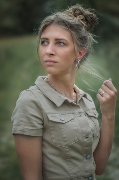 Una mujer hermosa en el campo