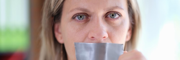 Foto mujer hermosa con cinta adhesiva en la boca silencio y violencia doméstica