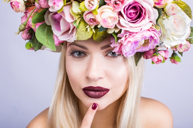 Una mujer hermosa con una corona de flores.