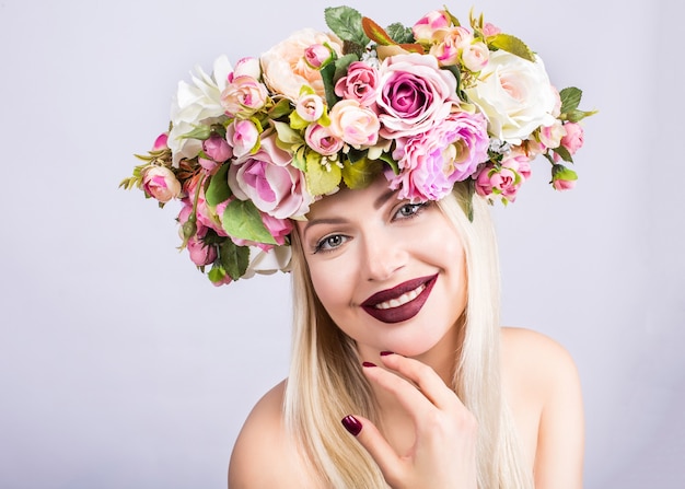 Una mujer hermosa con una corona de flores.