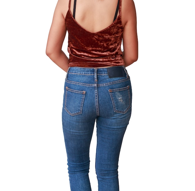 Mujer hermosa cuerpo con camisas marrones y jeans azul