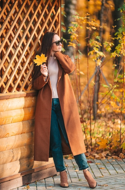 Mujer hermosa en día de otoño al aire libre en el parque